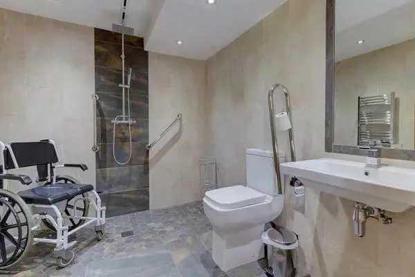 Комбиниран тоалетен стол